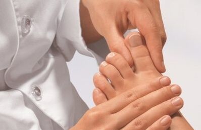 Zdravnikov pregled prstov z glivico nog